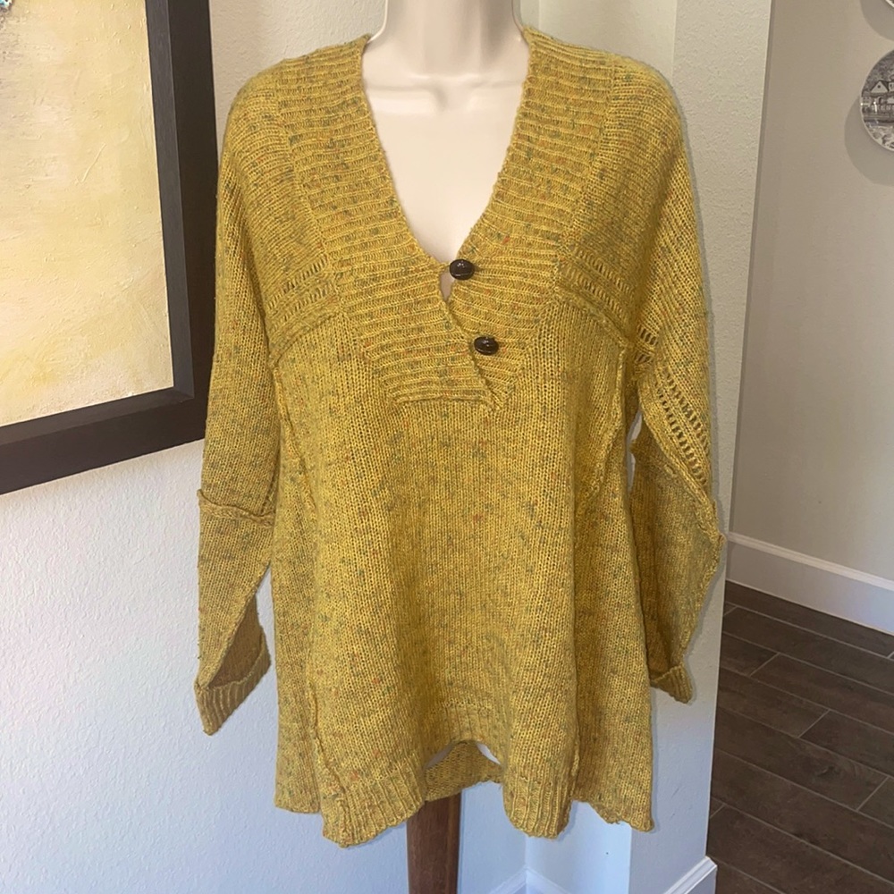 Mustard loose knit vintage sweater. Very comfortable by Cavalini size medium